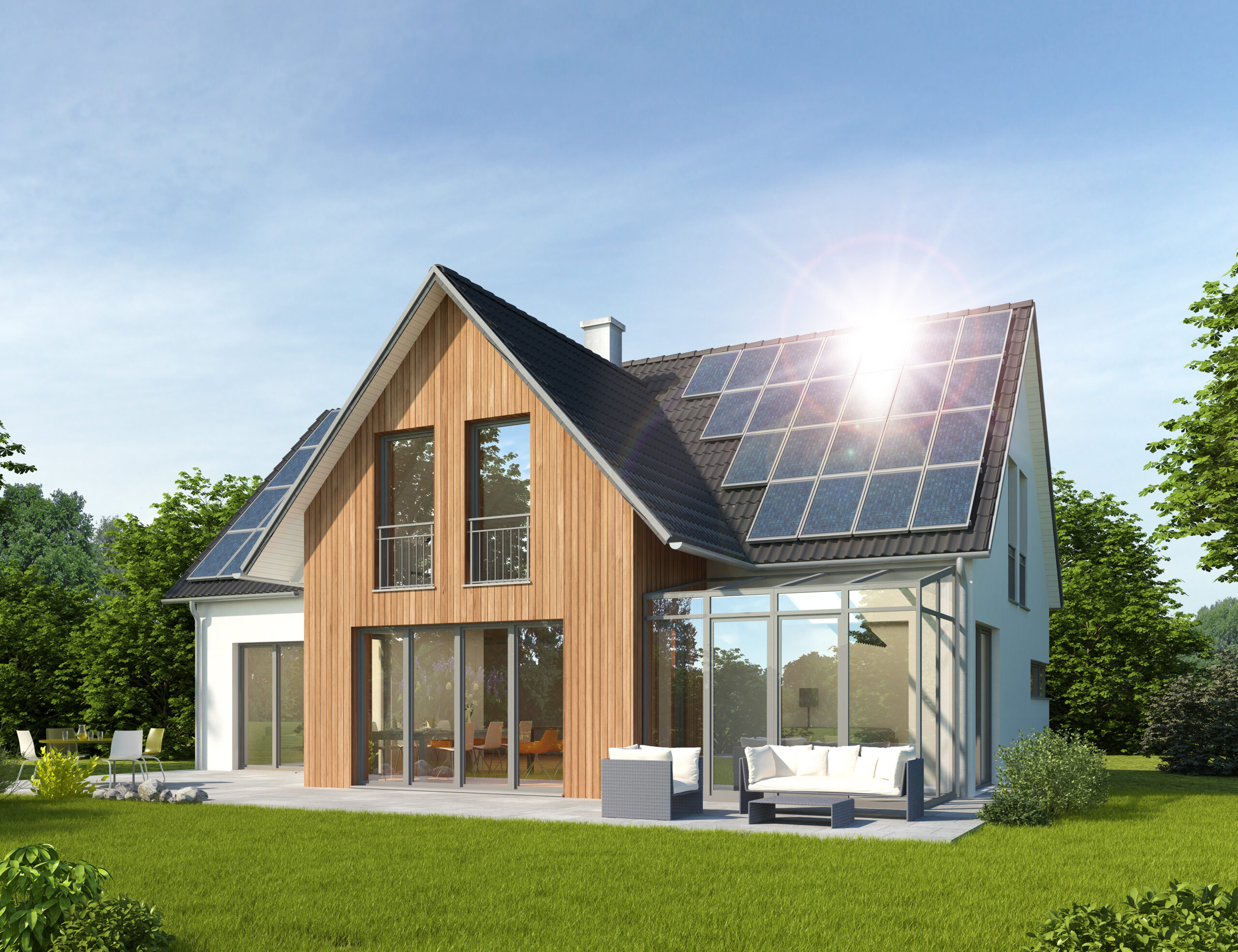 Modernes Haus mit Holzfassade und Photovoltaikanlage