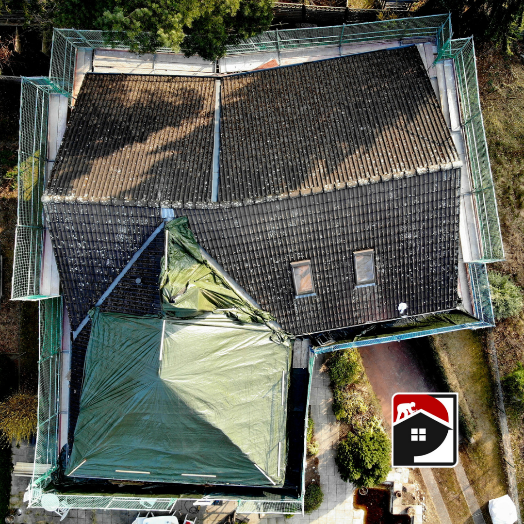Graues Steildach in Vogelperspektive vor der Sanierung
